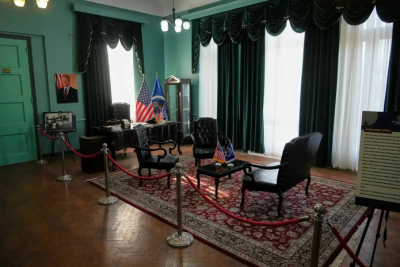  داخل سفارت سابق آمریکا در تهران / عکس