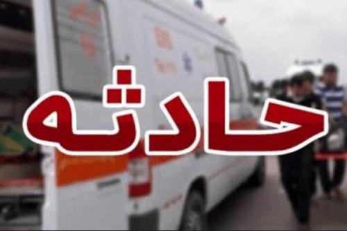 ۱۴ مصدوم در تصادف کامیون با مینی بوس سرویس کارگران در جاده تهران-رشت