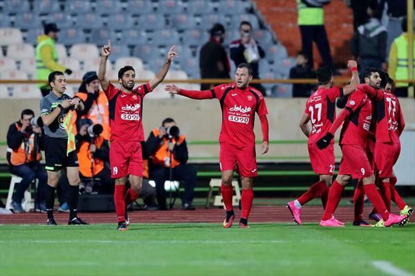 بی احترامی به پیراهن پرسپولیس در شادی عجیب پس از گل + عکس