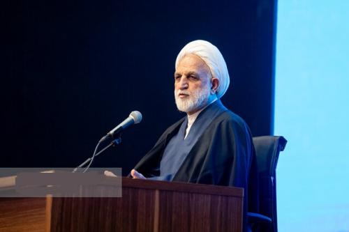 برخی افراد با بی‌توجهی سخنانی بر زبان می‌رانند که دشمن را خیالاتی می‌کند