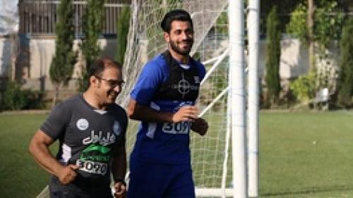 بازیکن جنجالی استقلال در کنار خواننده زیرزمینی+عکس
