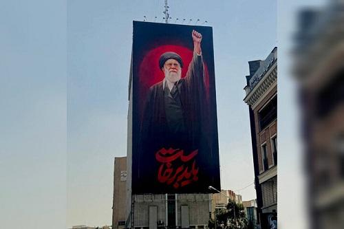 رهبر شهید با مشت گره‌کرده بر دیوارنگاره میدان جهاد نقش بست