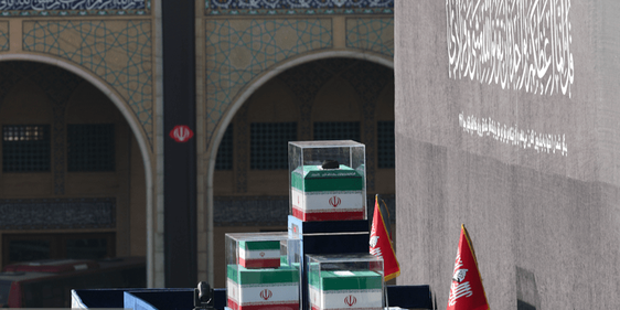 پیکر رهبر شهید انقلاب و خانواده ایشان در جایگاه قرار گرفت