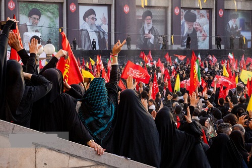  آیت‌الله خامنه‌ای در سخت‌ترین دوران در کنار مردم ما ایستاد