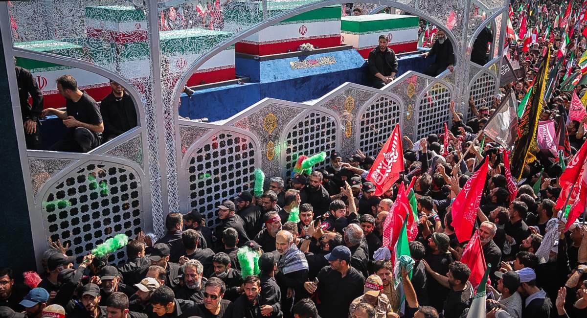 وداع جمعیت میلیونی تشییع‌کنندگان با امام شهید/ گلباران پیکر مطهر قائد شهید در مسیر تشییع‌/ مردم! آقا از تهران رفتند... +عکس و فیلم