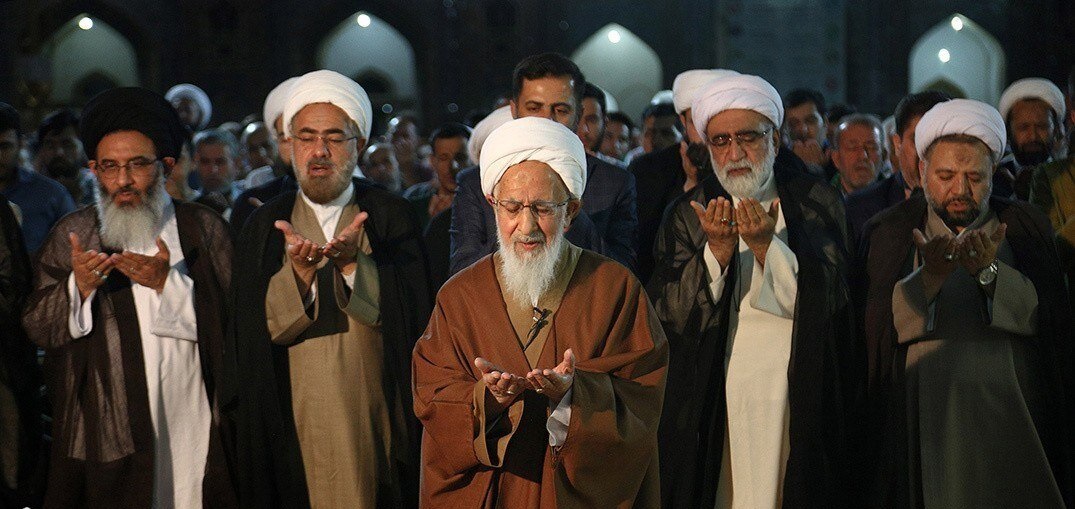 اقامه نماز  آیت‌الله جوادی آملی بر پیکررهبرشهید