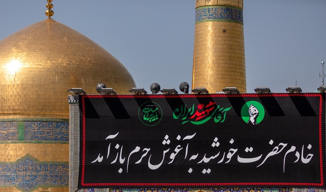 آماده سازی حرم رضوی برای مراسم وداع با رهبر شهید