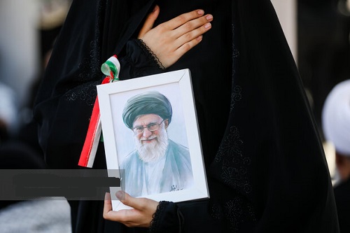 نماز شب اول قبر چگونه خوانده می‌شود؟ زمان اقامه نماز رهبر شهید