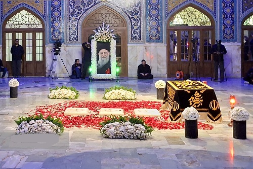 روضه‌خوانی امیر عارف در مراسم بزرگداشت رهبر شهید در حرم رضوی
