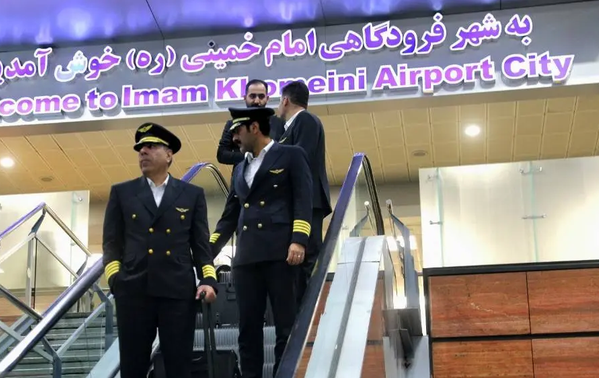بازگشت خلبانی که محاصره یمن را شکست / عکس