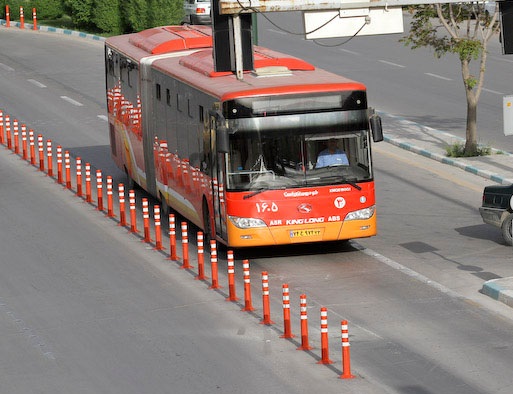 یک اتوبوس در تهران ترمز برید و ماشین پلیس را زیر گرفت+ عکس