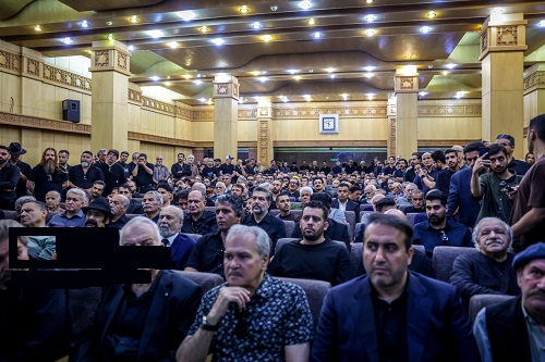 برگزاری مراسم یادبود اکبر عبدی؛ هجوم سلفی‌بگیران و عصبانیت برخی هنرمندان+عکس