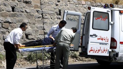 برخورد خودروی حامل زائران ایرانی با گاردریل