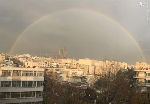 پدیده کم‌نظیر رنگین کمان در تهران +عکس 