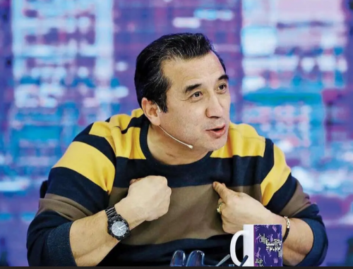  پشت خداداد عزیزی به کجا گرم است؟ 