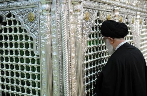 تصویری از حضور آقای شهید ایران در حرم سیدالکریم