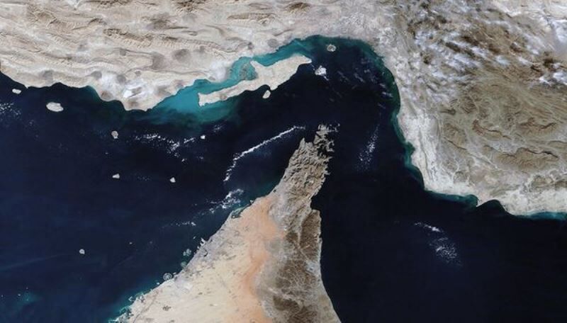 نهاد دریایی انگلیس از آتش‌سوزی کشتی باری در تنگه هرمز پس از اصابت پرتابه ناشناس خبر داد