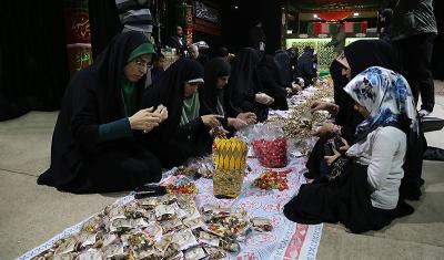 عکس/ بسته بندی هدایای مدافعان حرم 