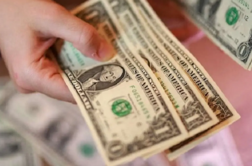  اقدام بانک مرکزی برای کاهش قیمت دلار 