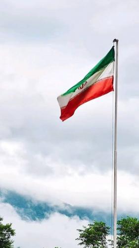 فیلم/ نصب پرچم ایران در رو به روی تنگه باب‌المندب توسط انصارالله