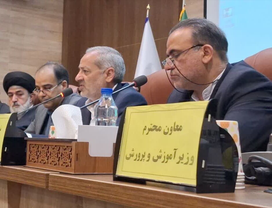 آموزش حضوری مدارس تعطیل نمی شود