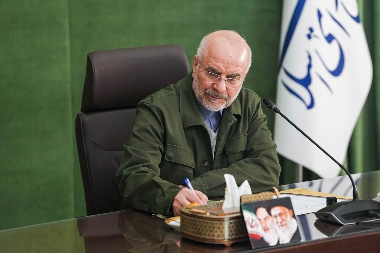 هنرمند اصیل ایرانی زبان گویای آرمان های ملت خویش است
