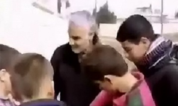 فیلم/ توزیع شکلات بین کودکان سوری توسط سردار سلیمانی