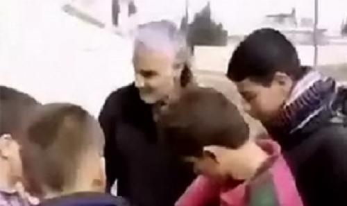 فیلم/ توزیع شکلات بین کودکان سوری توسط سردار سلیمانی