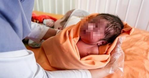مرگ نوزاد کارتن خواب،دقایقی بعد از تولد 