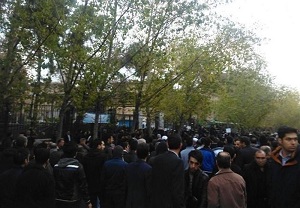 حضور گسترده مردم در مقابل دانشگاه تهران+عکس 