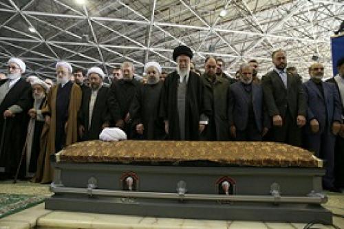 فیلم/حضور رهبرمعظم انقلاب بر پیکر آیت الله هاشمی