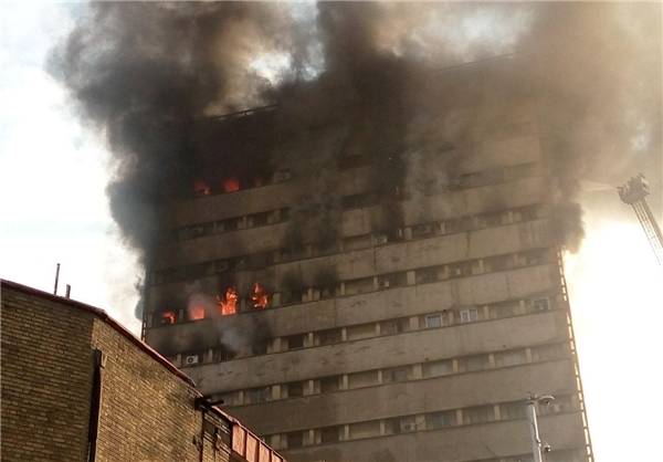 آتش سوزی گسترده در ساختمان پلاسکو تهران/ ساختمان پلاسکو فروریخت/ مصدومیت 38 نفر و محبوس شدن آتش نشان/ اعزام ۲۰۰ آتش نشان +تصاویر و فیلم
