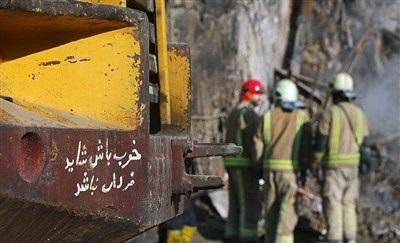 عکس/بیرون آوردن پیکر آتش نشانان