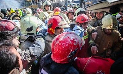 عکس/بیرون آوردن پیکر آتش نشانان