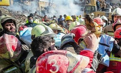 عکس/بیرون آوردن پیکر آتش نشانان
