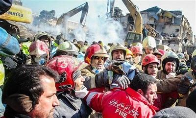 عکس/بیرون آوردن پیکر آتش نشانان