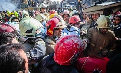 عکس/بیرون آوردن پیکر آتش نشانان