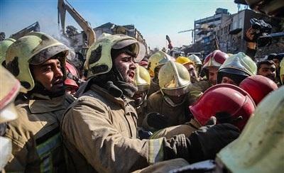 عکس/بیرون آوردن پیکر آتش نشانان