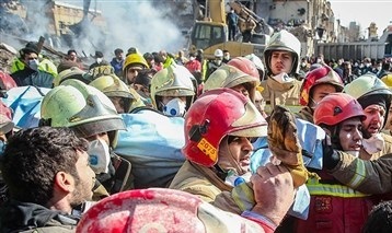 عکس/بیرون آوردن پیکر آتش نشانان