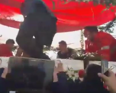 فیلم/وداع جانسوز مادرشهیدآتش نشان پشت کاروان شهدا 