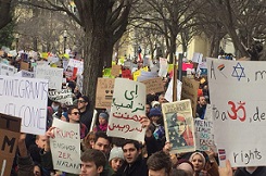 پیام جالب یک ایرانی در تظاهرات علیه ترامپ