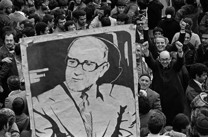 بختیار: تا برگزاری انتخابات آزاد می‌مانم/  حال و هوای ایران در 17 بهمن 57 