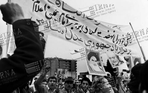 حضرت امام(ره) در دیدار روحانیون 18 بهمن:ادامه نهضت یک تکلیف است/ نقل مکان بازرگان به مدرسه علوی