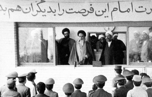 بیعت همافران با امام خمینی(ره)/ همبستگی جمعی از پرسنل نیروی هوایی و خواندن سرود در مقابل حضرت امام