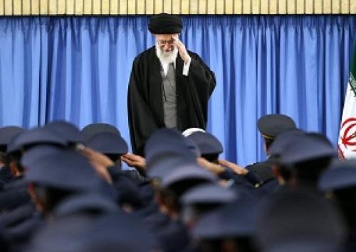 عکس/سلام نظامی رهبر انقلاب در دیدار با فرماندهان نیروی هوایی 