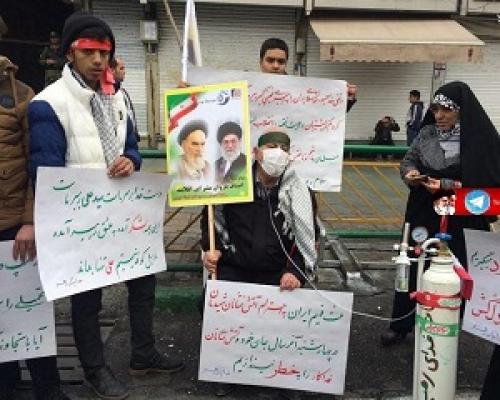 عکس/ پیام جانباز شیمیایی در راهپیمایی 22بهمن 