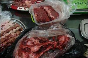 کباب با گوشت گراز به مشتریان تحویل داده میشود