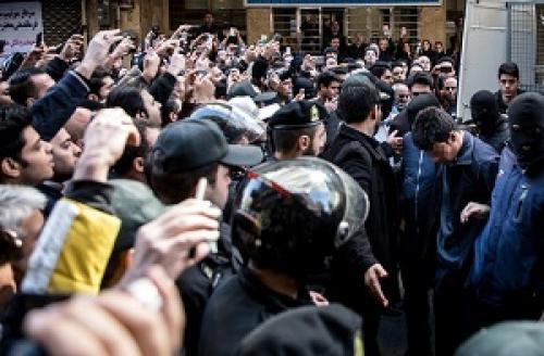 عکس/صحنه سرقت از صرافی میدان فردوسی بازسازی شد