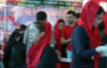 استفاده از جذابیت جنسی زنان فروشنده برای فروش بیشتر/ استخدام فروشنده یا مانکن متحرک+تصاویر