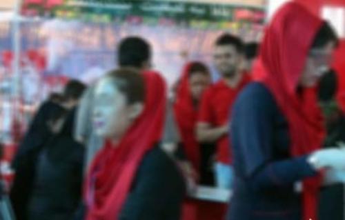 استفاده از جذابیت جنسی زنان فروشنده برای فروش بیشتر/ استخدام فروشنده یا مانکن متحرک+تصاویر